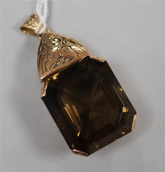 A large yellow metal and emerald cut quartz drop pendant, 53mm.